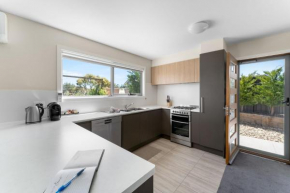 T Bar on Twynam - Modern 2BR Apartment l WiFi l Netflix l BBQ l Smart TV l Air-Con